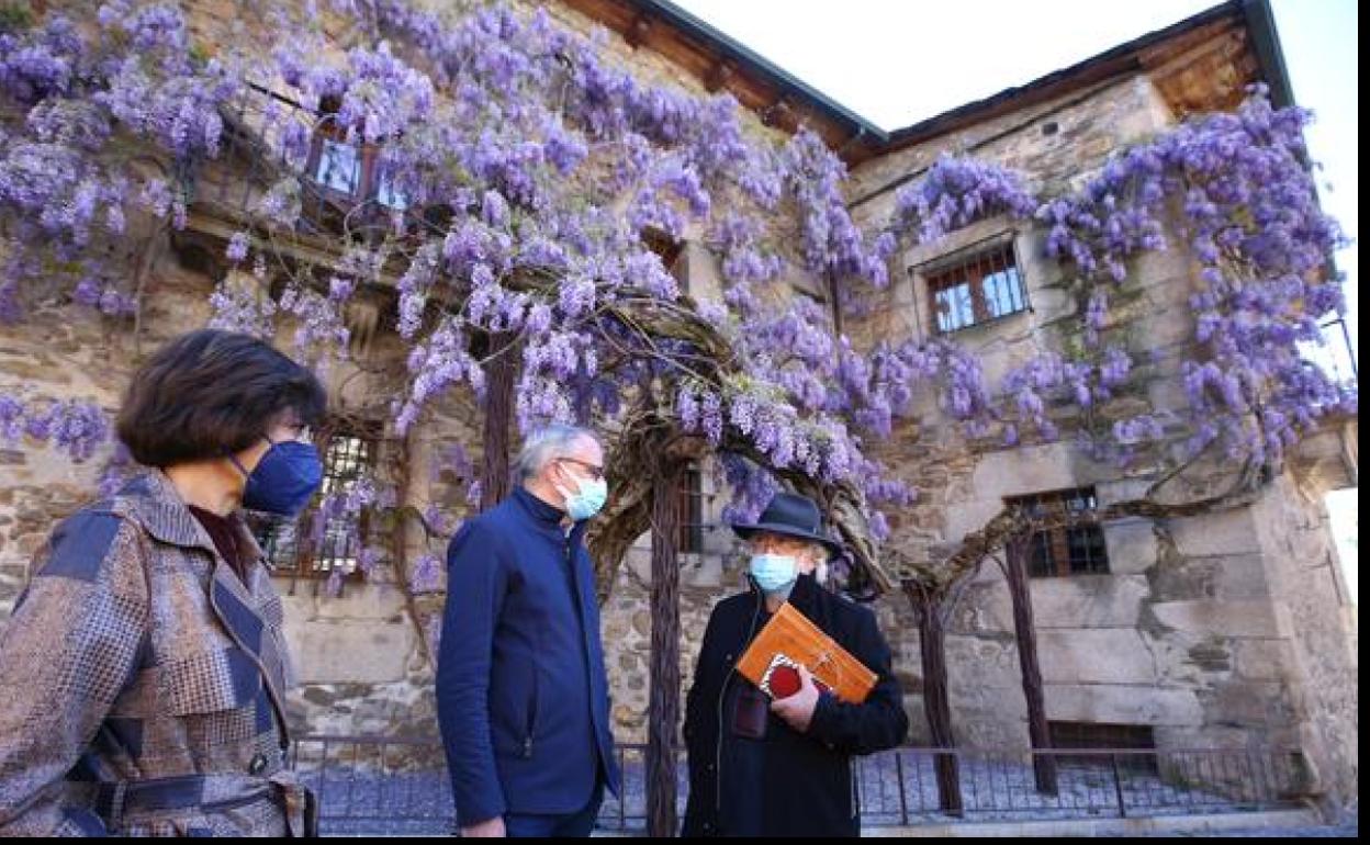 El alcalde de Ponferrada, la concejala de Cultura y el pintor Fernando Fueyo, bajo la glicinia del Museo de la Radio.