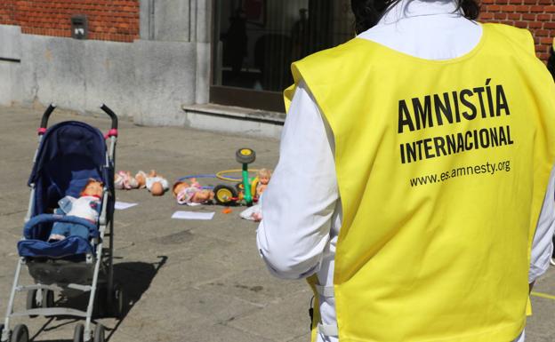 Uno de los voluntarios en primer plano y al fondo la performance de la organización. 