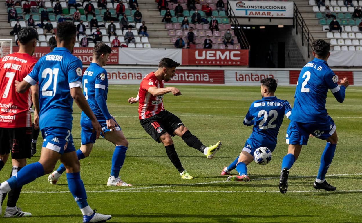 Mario Sánchez trata de tapar un disparo de Carlos Ramos.