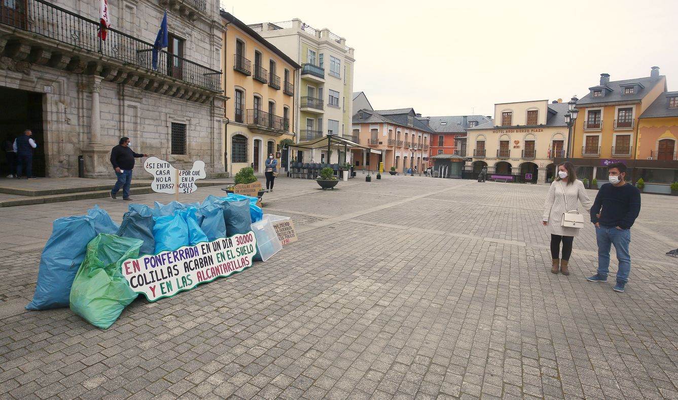 Basura recogida este domingo por integrantes del proyecto Orbanajo en el entorno del río Sil, depositada a las puertas del Ayuntamiento de Ponferrada. 