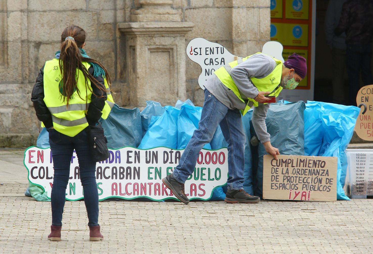 Basura recogida este domingo por integrantes del proyecto Orbanajo en el entorno del río Sil, depositada a las puertas del Ayuntamiento de Ponferrada. 