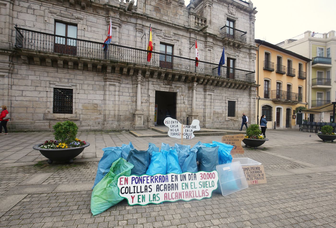 Basura recogida este domingo por integrantes del proyecto Orbanajo en el entorno del río Sil, depositada a las puertas del Ayuntamiento de Ponferrada. 