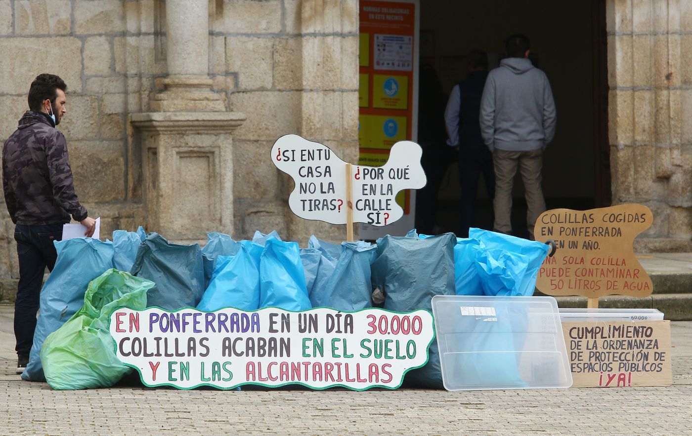 Basura recogida este domingo por integrantes del proyecto Orbanajo en el entorno del río Sil, depositada a las puertas del Ayuntamiento de Ponferrada. 