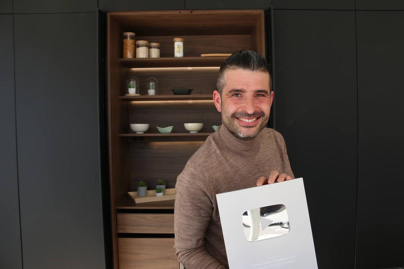 El diseñador leonés transmite su pasión por el diseño y reformas de cocinas en YouTube