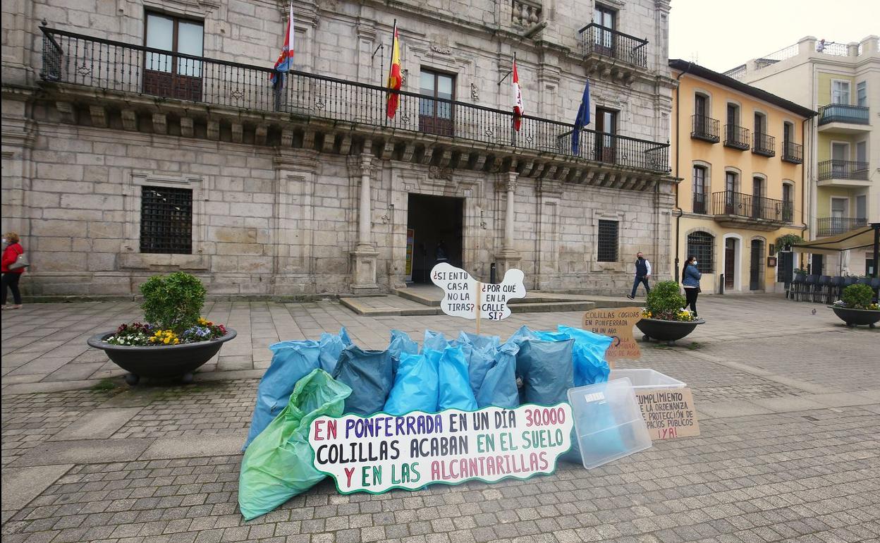 Basura recogida este domingo por integrantes del proyecto Orbanajo en el entorno del río Sil, depositada a las puertas del Ayuntamiento de Ponferrada.