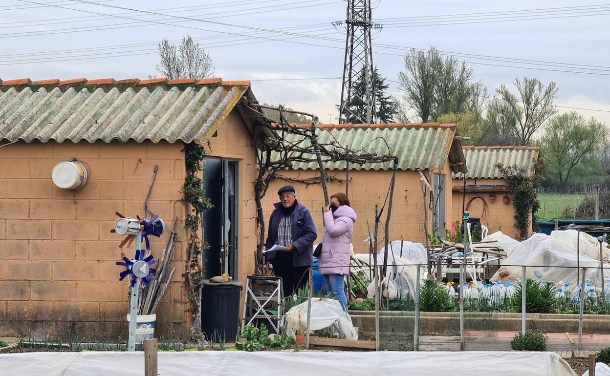 Dos personas en los huertos de la Candamia.