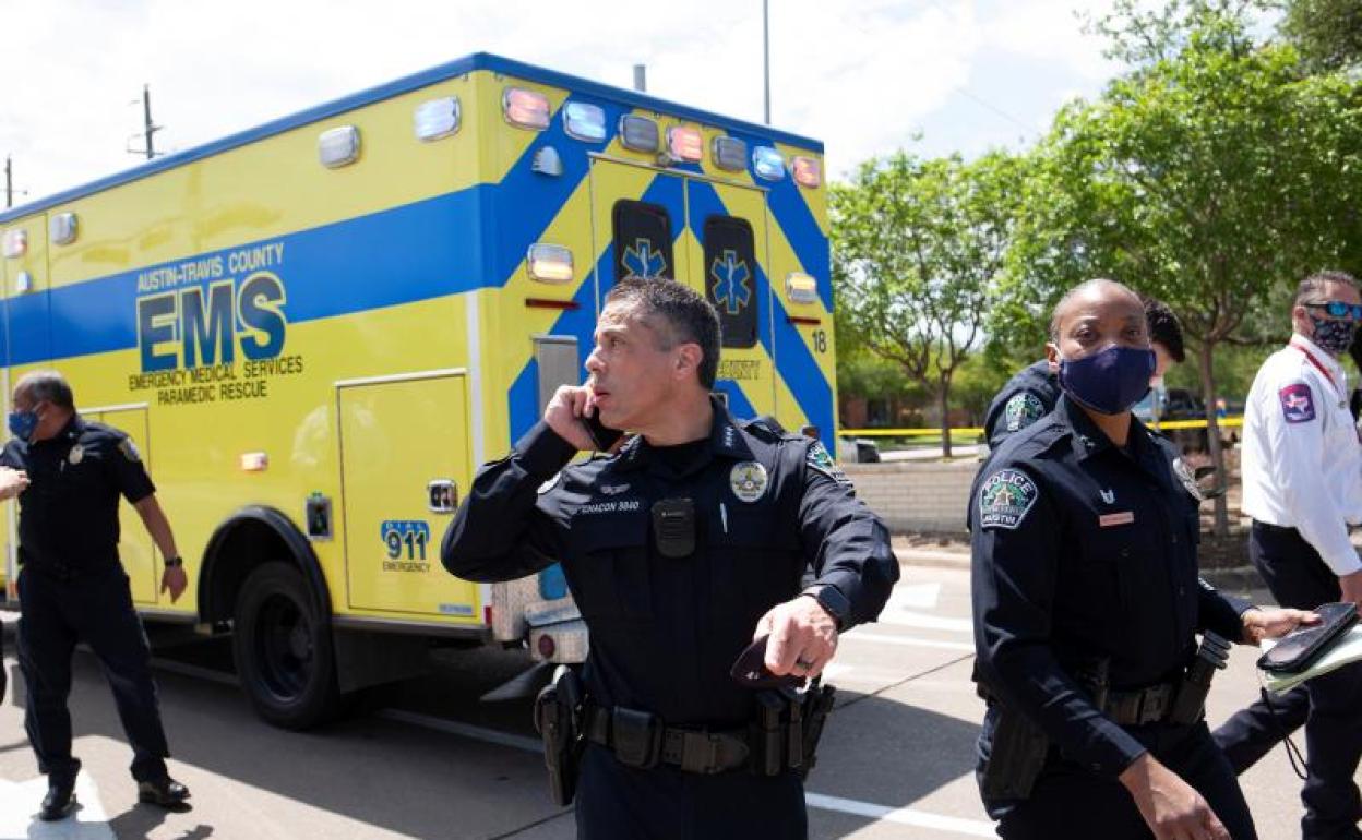 El jefe interino de la policía, Joseph Chacon, en el escenario del tiroteo mortal en Austin (Texas) 