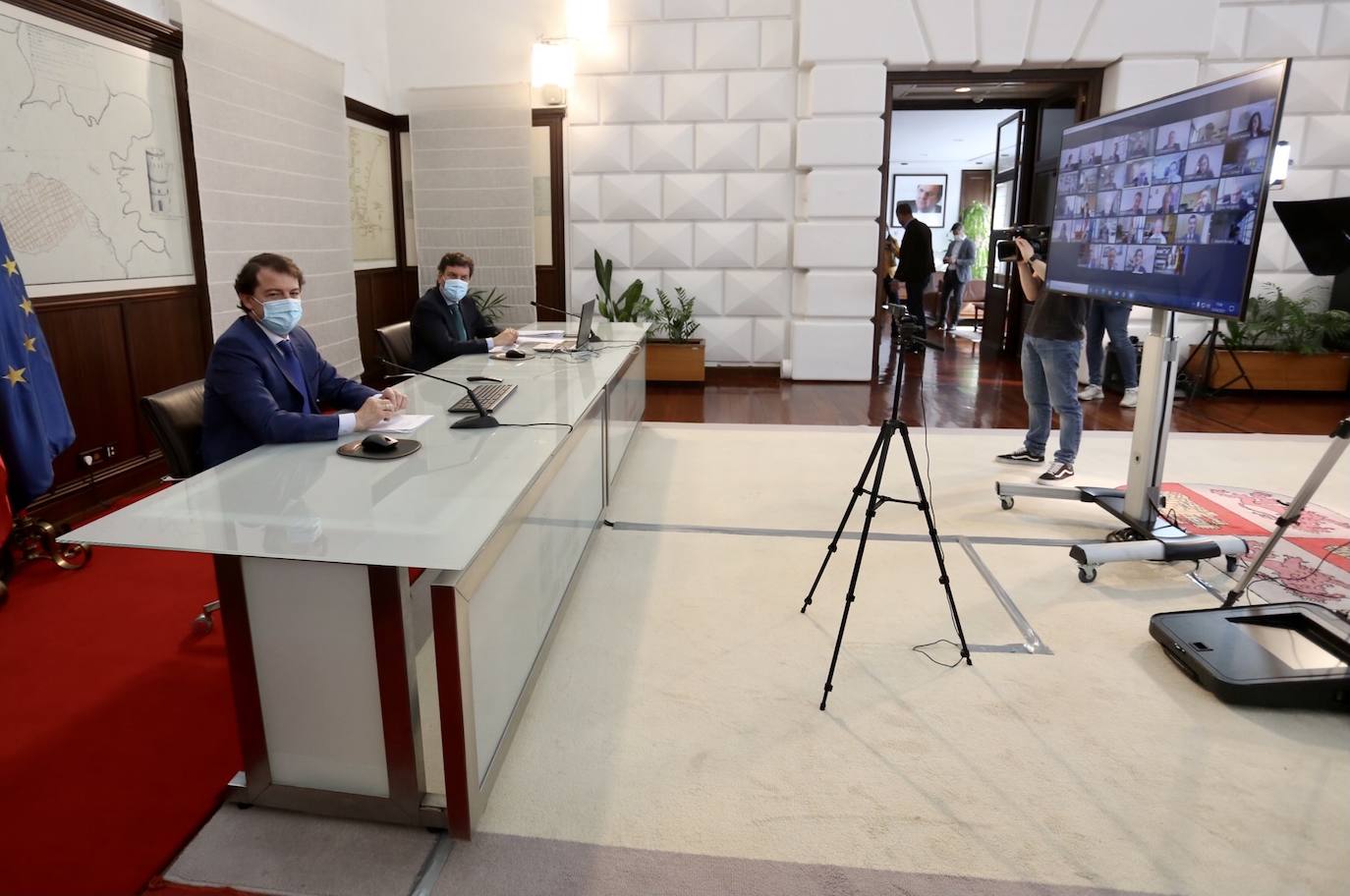 El presidente de la Junta de Castilla y León, Alfonso Fernández Mañueco, interviene en la reunión telemática de la Mesa Empresarial para los fondos New Generation de la UE. Le acompaña el consejero de Economía y Hacienda, Carlos Fernández Carriedo.