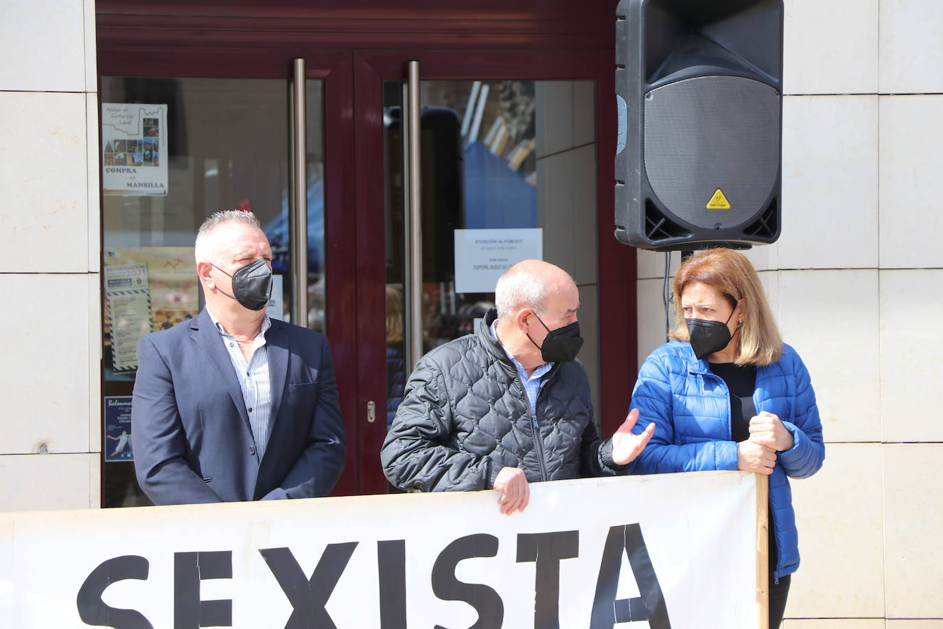 Mansilla de las Mulas enmudece y llora la pérdida de una vecina «muy querida» por todos en la localidad. Familiares, amigos y vecinos se concentran en la Plaza del Ayuntamiento de la villa para llorar el crimen machista contra Paula y denunciar «la lacra social» que supone la violencia de género en la sociedad. 