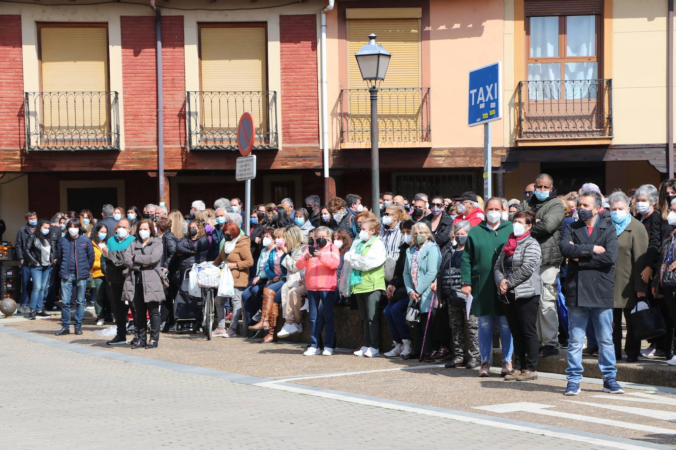 Mansilla de las Mulas enmudece y llora la pérdida de una vecina «muy querida» por todos en la localidad. Familiares, amigos y vecinos se concentran en la Plaza del Ayuntamiento de la villa para llorar el crimen machista contra Paula y denunciar «la lacra social» que supone la violencia de género en la sociedad. 