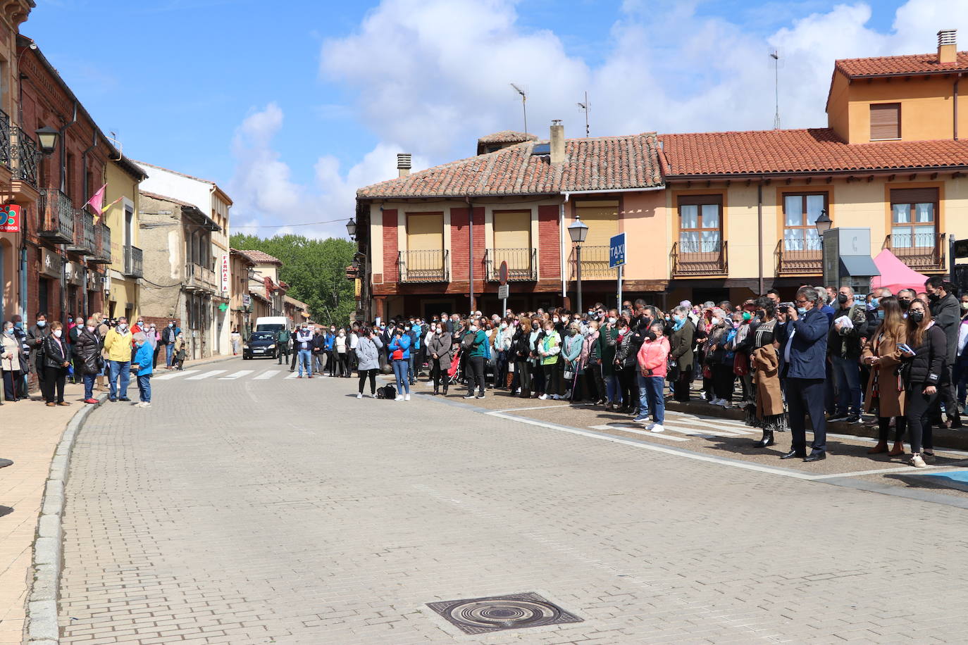 Mansilla de las Mulas enmudece y llora la pérdida de una vecina «muy querida» por todos en la localidad. Familiares, amigos y vecinos se concentran en la Plaza del Ayuntamiento de la villa para llorar el crimen machista contra Paula y denunciar «la lacra social» que supone la violencia de género en la sociedad. 