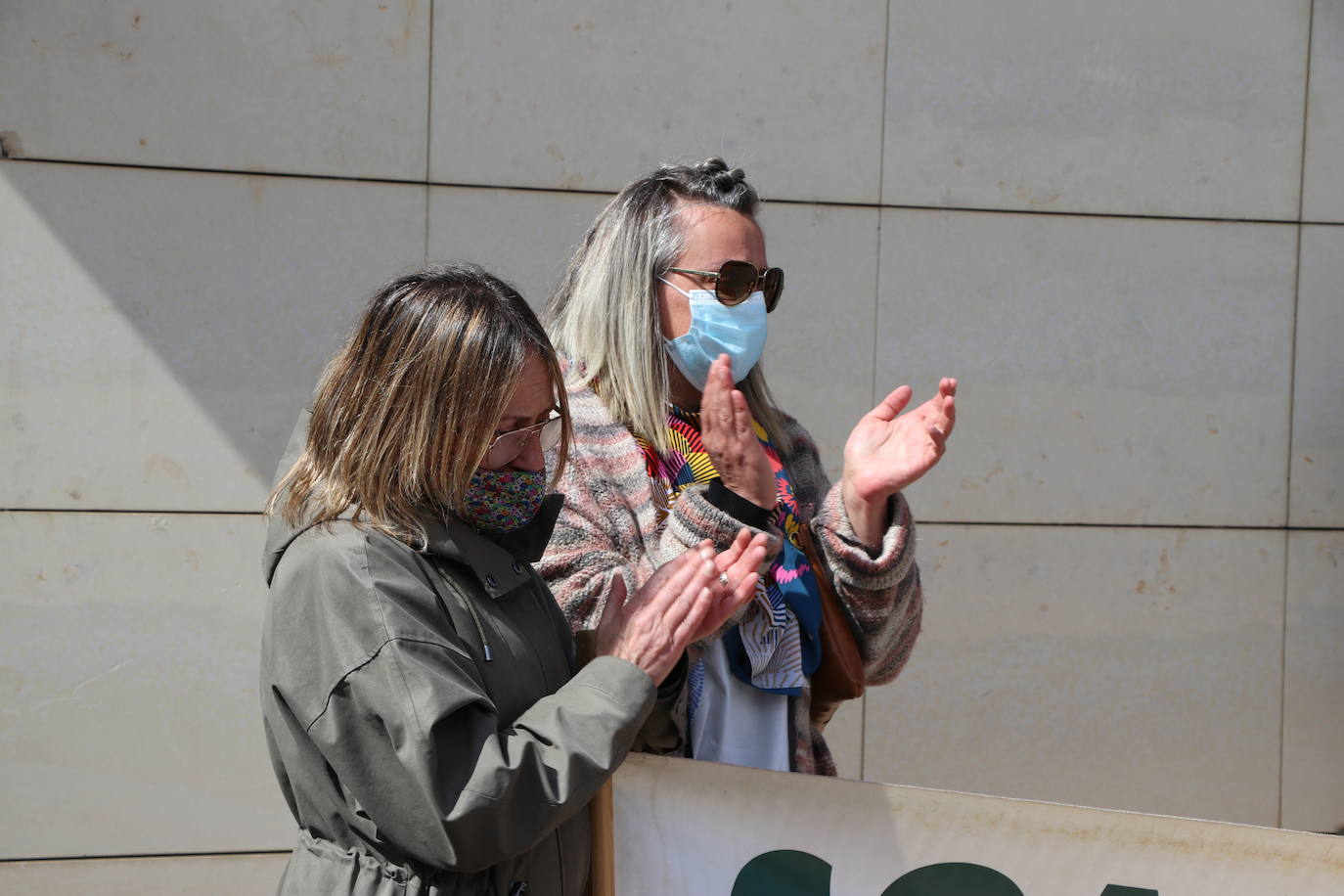 Mansilla de las Mulas enmudece y llora la pérdida de una vecina «muy querida» por todos en la localidad. Familiares, amigos y vecinos se concentran en la Plaza del Ayuntamiento de la villa para llorar el crimen machista contra Paula y denunciar «la lacra social» que supone la violencia de género en la sociedad. 