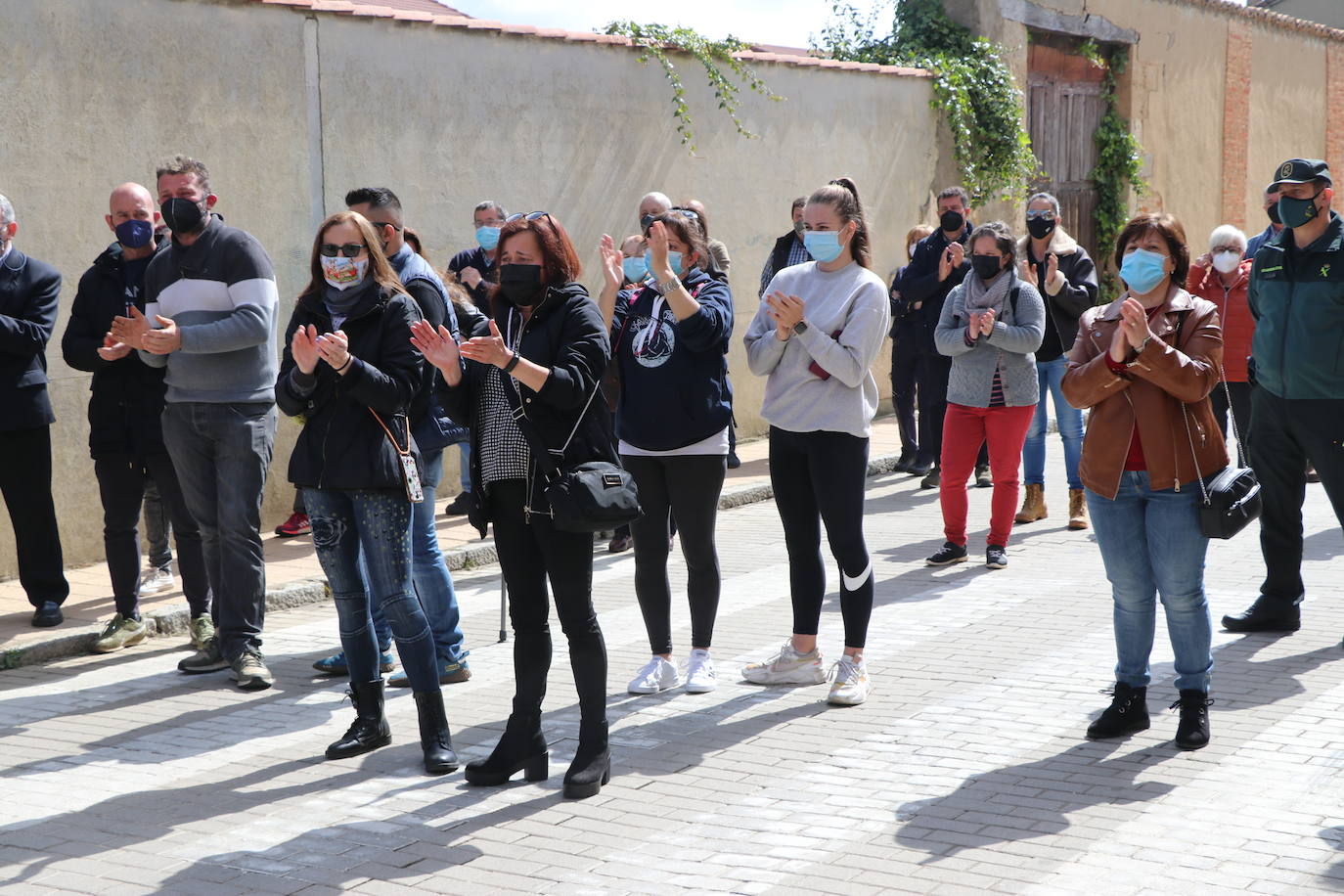 Mansilla de las Mulas enmudece y llora la pérdida de una vecina «muy querida» por todos en la localidad. Familiares, amigos y vecinos se concentran en la Plaza del Ayuntamiento de la villa para llorar el crimen machista contra Paula y denunciar «la lacra social» que supone la violencia de género en la sociedad. 