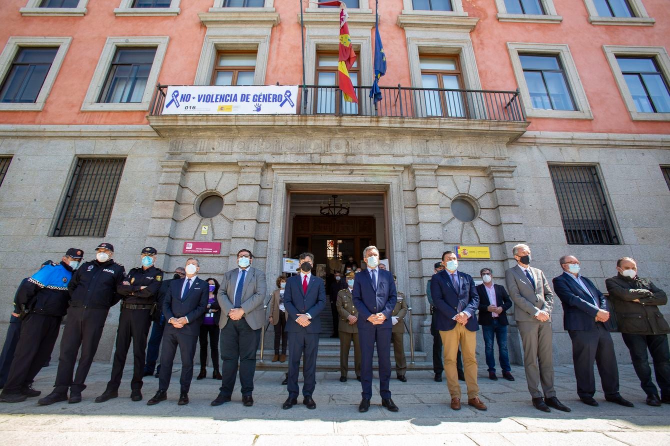 El luto y el dolor por la muerte de Paula M.M. ha recoorido este martes toda la comunidad de Castilla y León. Todas las delegaciones del Gobierno, además de ayuntamientos, se han sumado a ese doloroso silencio. La Junta de Castilla y León se ha sumado con enorme sentimiento al luto por la última víctima de la violencia machista. Participan, el presidente de la Junta, Alfonso Fernández Mañueco; el vicepresidente de la Junta, Francisco Igea; y el consejero de la Presidencia, Ángel Ibáñez; entre otros. (Imágenes de César Sánchez, Letizia Pérez, Concha Ortega, María Lorenzo, leonoticias y delegaciones de Ical). 