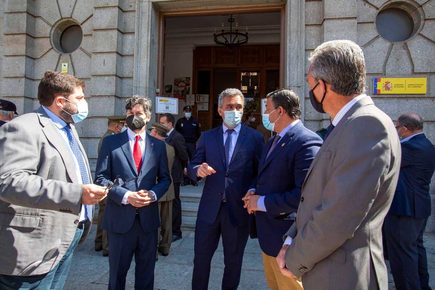 El luto y el dolor por la muerte de Paula M.M. ha recoorido este martes toda la comunidad de Castilla y León. Todas las delegaciones del Gobierno, además de ayuntamientos, se han sumado a ese doloroso silencio. La Junta de Castilla y León se ha sumado con enorme sentimiento al luto por la última víctima de la violencia machista. Participan, el presidente de la Junta, Alfonso Fernández Mañueco; el vicepresidente de la Junta, Francisco Igea; y el consejero de la Presidencia, Ángel Ibáñez; entre otros. (Imágenes de César Sánchez, Letizia Pérez, Concha Ortega, María Lorenzo, leonoticias y delegaciones de Ical). 