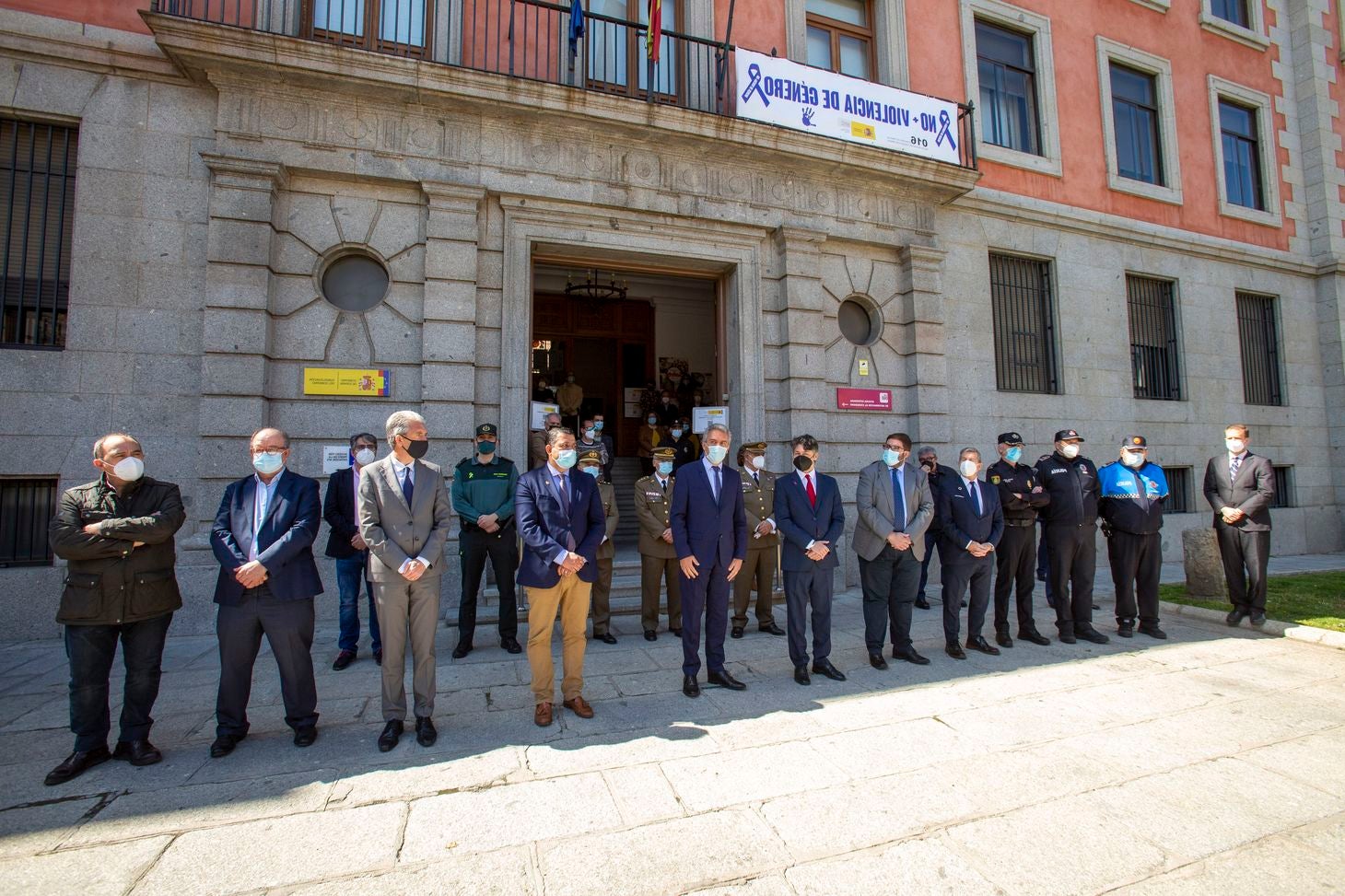 El luto y el dolor por la muerte de Paula M.M. ha recoorido este martes toda la comunidad de Castilla y León. Todas las delegaciones del Gobierno, además de ayuntamientos, se han sumado a ese doloroso silencio. La Junta de Castilla y León se ha sumado con enorme sentimiento al luto por la última víctima de la violencia machista. Participan, el presidente de la Junta, Alfonso Fernández Mañueco; el vicepresidente de la Junta, Francisco Igea; y el consejero de la Presidencia, Ángel Ibáñez; entre otros. (Imágenes de César Sánchez, Letizia Pérez, Concha Ortega, María Lorenzo, leonoticias y delegaciones de Ical). 