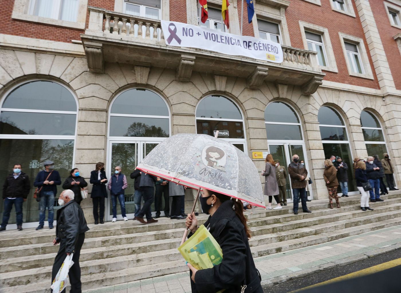 El luto y el dolor por la muerte de Paula M.M. ha recoorido este martes toda la comunidad de Castilla y León. Todas las delegaciones del Gobierno, además de ayuntamientos, se han sumado a ese doloroso silencio. La Junta de Castilla y León se ha sumado con enorme sentimiento al luto por la última víctima de la violencia machista. Participan, el presidente de la Junta, Alfonso Fernández Mañueco; el vicepresidente de la Junta, Francisco Igea; y el consejero de la Presidencia, Ángel Ibáñez; entre otros. (Imágenes de César Sánchez, Letizia Pérez, Concha Ortega, María Lorenzo, leonoticias y delegaciones de Ical). 