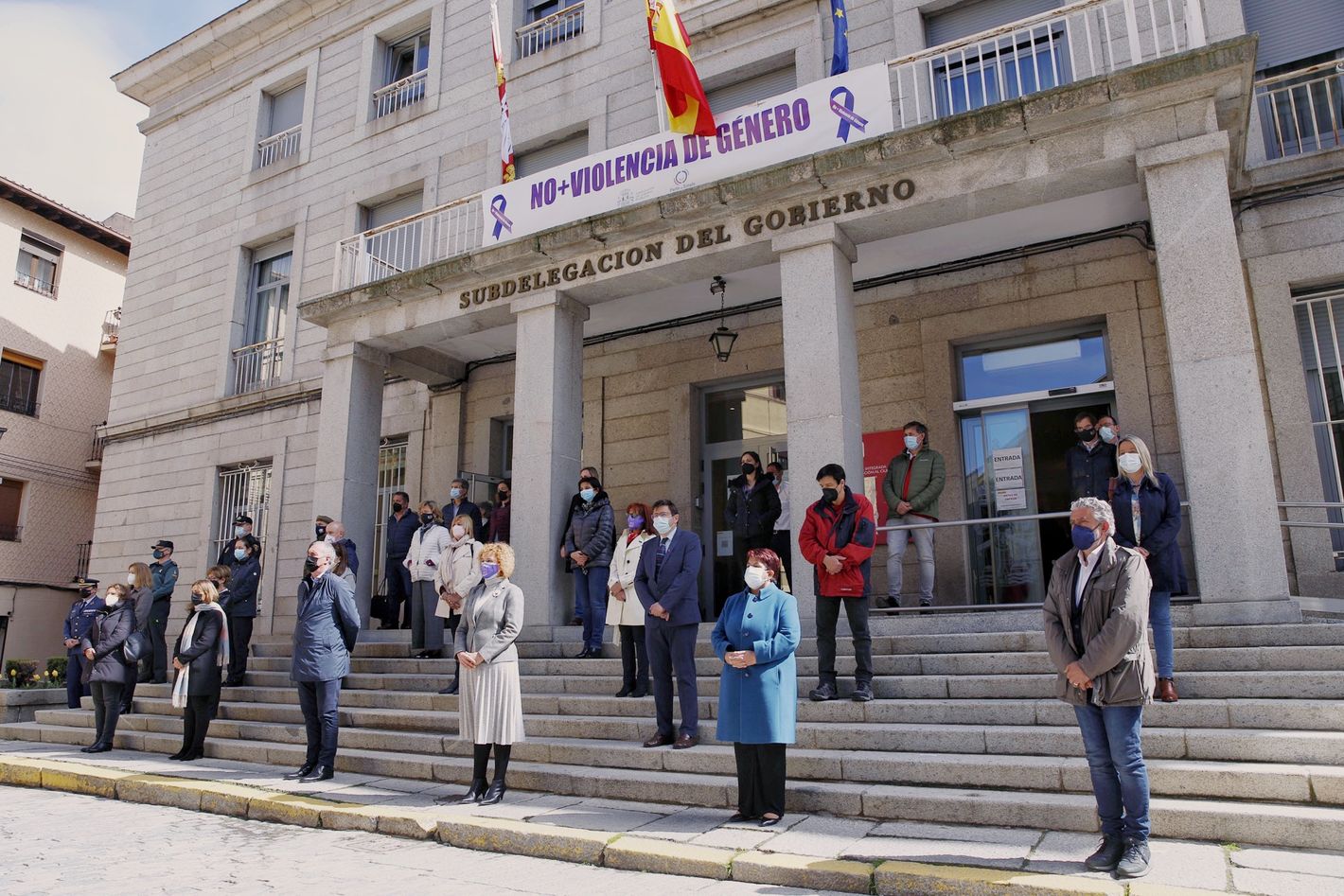 El luto y el dolor por la muerte de Paula M.M. ha recoorido este martes toda la comunidad de Castilla y León. Todas las delegaciones del Gobierno, además de ayuntamientos, se han sumado a ese doloroso silencio. La Junta de Castilla y León se ha sumado con enorme sentimiento al luto por la última víctima de la violencia machista. Participan, el presidente de la Junta, Alfonso Fernández Mañueco; el vicepresidente de la Junta, Francisco Igea; y el consejero de la Presidencia, Ángel Ibáñez; entre otros. (Imágenes de César Sánchez, Letizia Pérez, Concha Ortega, María Lorenzo, leonoticias y delegaciones de Ical). 