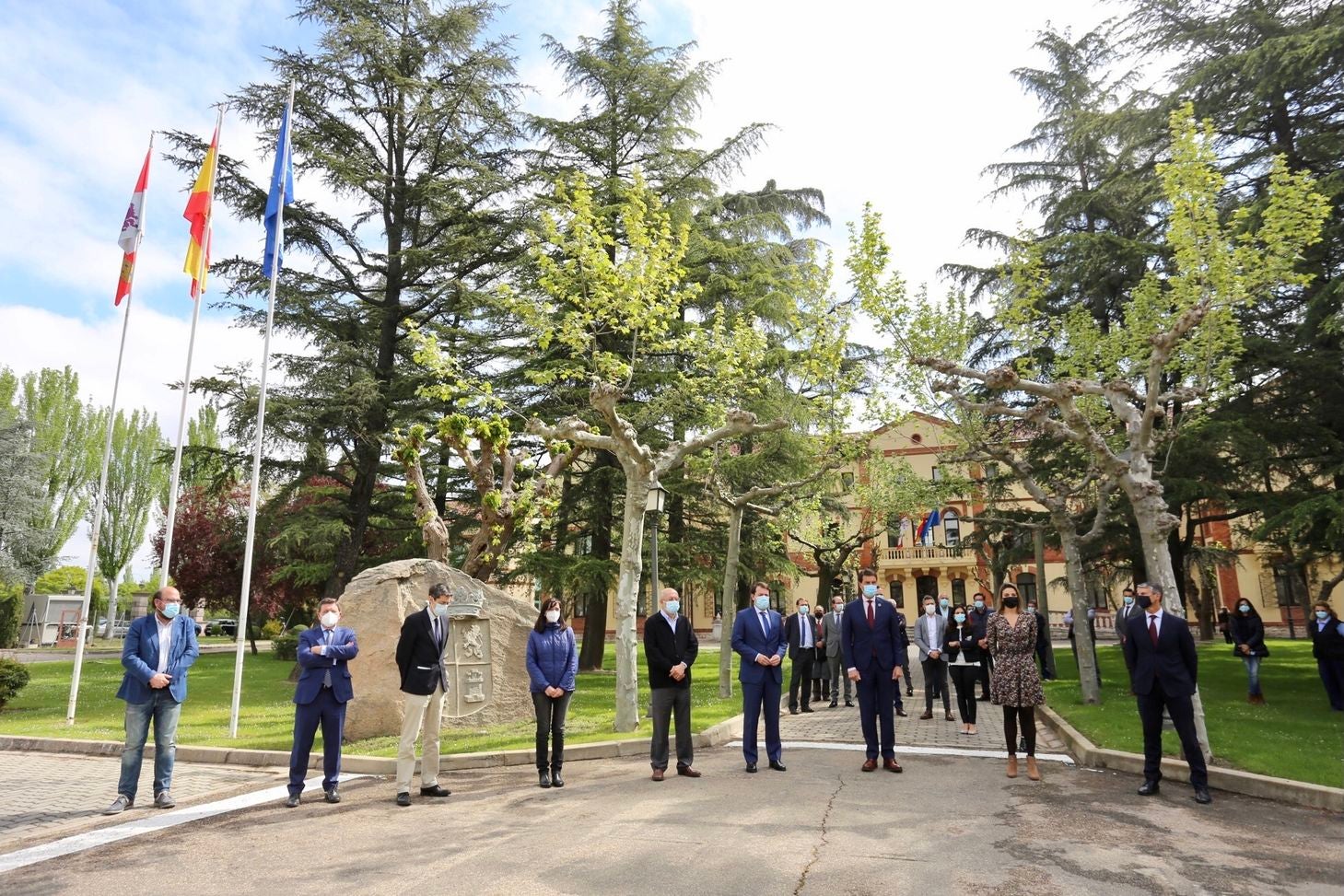 El luto y el dolor por la muerte de Paula M.M. ha recoorido este martes toda la comunidad de Castilla y León. Todas las delegaciones del Gobierno, además de ayuntamientos, se han sumado a ese doloroso silencio. La Junta de Castilla y León se ha sumado con enorme sentimiento al luto por la última víctima de la violencia machista. Participan, el presidente de la Junta, Alfonso Fernández Mañueco; el vicepresidente de la Junta, Francisco Igea; y el consejero de la Presidencia, Ángel Ibáñez; entre otros. (Imágenes de César Sánchez, Letizia Pérez, Concha Ortega, María Lorenzo, leonoticias y delegaciones de Ical). 