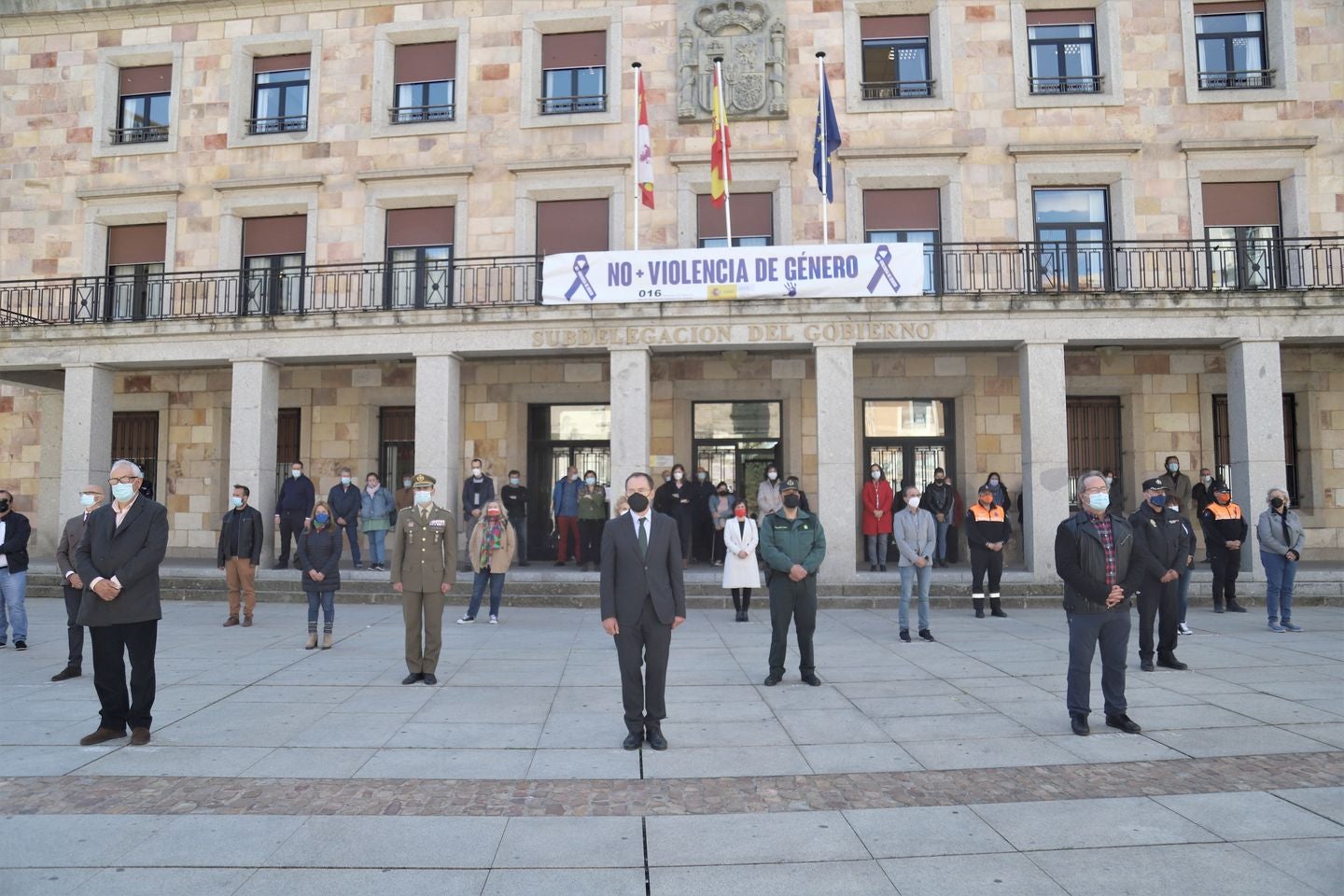 El luto y el dolor por la muerte de Paula M.M. ha recoorido este martes toda la comunidad de Castilla y León. Todas las delegaciones del Gobierno, además de ayuntamientos, se han sumado a ese doloroso silencio. La Junta de Castilla y León se ha sumado con enorme sentimiento al luto por la última víctima de la violencia machista. Participan, el presidente de la Junta, Alfonso Fernández Mañueco; el vicepresidente de la Junta, Francisco Igea; y el consejero de la Presidencia, Ángel Ibáñez; entre otros. (Imágenes de César Sánchez, Letizia Pérez, Concha Ortega, María Lorenzo, leonoticias y delegaciones de Ical). 