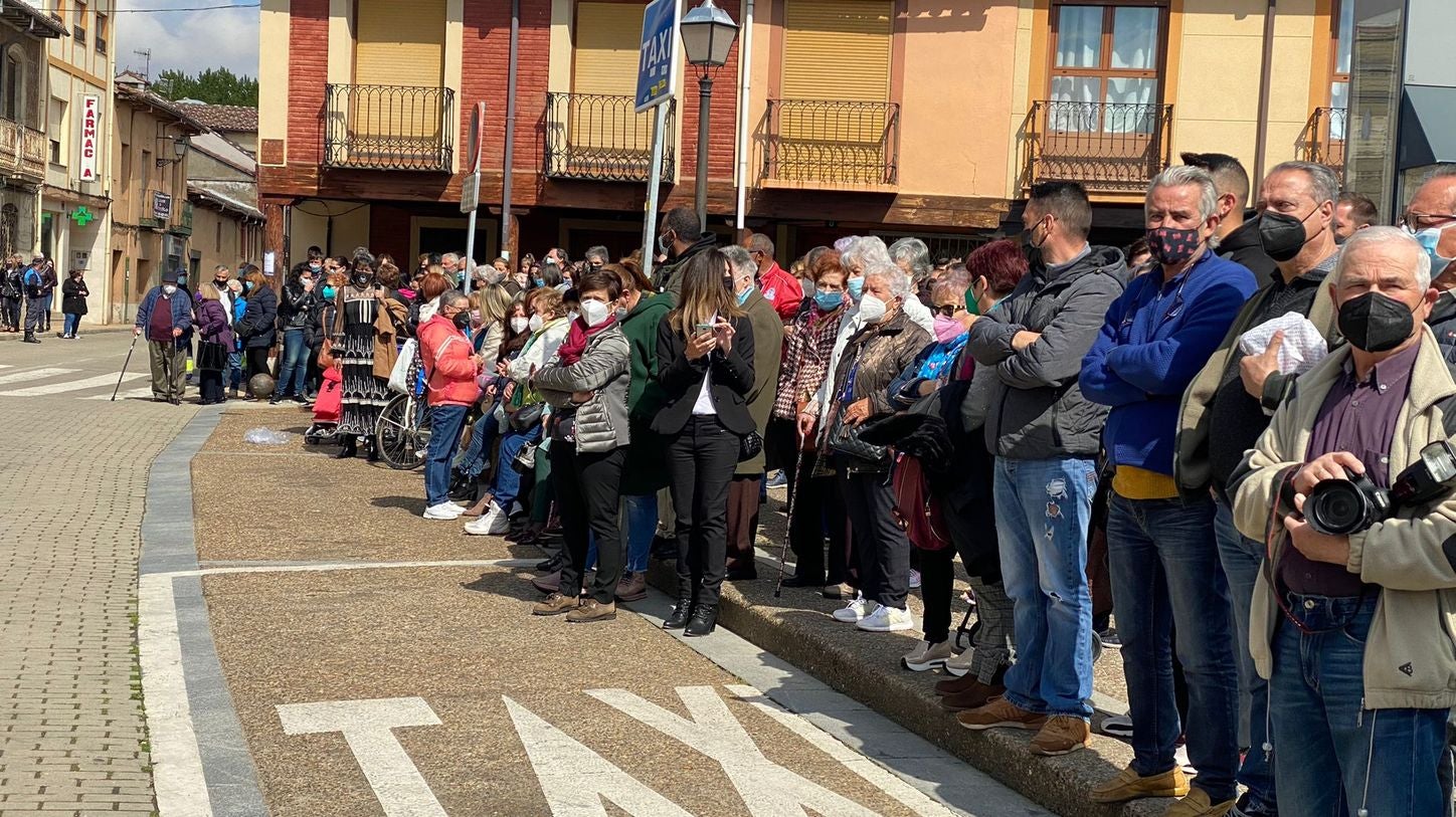 El luto y el dolor por la muerte de Paula M.M. ha recoorido este martes toda la comunidad de Castilla y León. Todas las delegaciones del Gobierno, además de ayuntamientos, se han sumado a ese doloroso silencio. La Junta de Castilla y León se ha sumado con enorme sentimiento al luto por la última víctima de la violencia machista. Participan, el presidente de la Junta, Alfonso Fernández Mañueco; el vicepresidente de la Junta, Francisco Igea; y el consejero de la Presidencia, Ángel Ibáñez; entre otros. (Imágenes de César Sánchez, Letizia Pérez, Concha Ortega, María Lorenzo, leonoticias y delegaciones de Ical). 