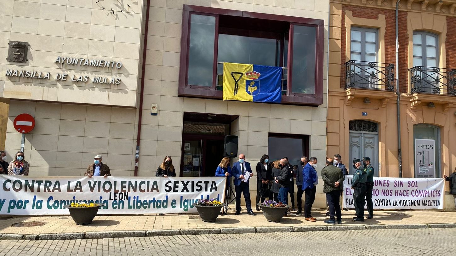 Mansilla de las Mulas enmudece y llora la pérdida de una vecina «muy querida» por todos en la localidad. Familiares, amigos y vecinos se concentran en la Plaza del Ayuntamiento de la villa para llorar el crimen machista contra Paula y denunciar «la lacra social» que supone la violencia de género en la sociedad. 