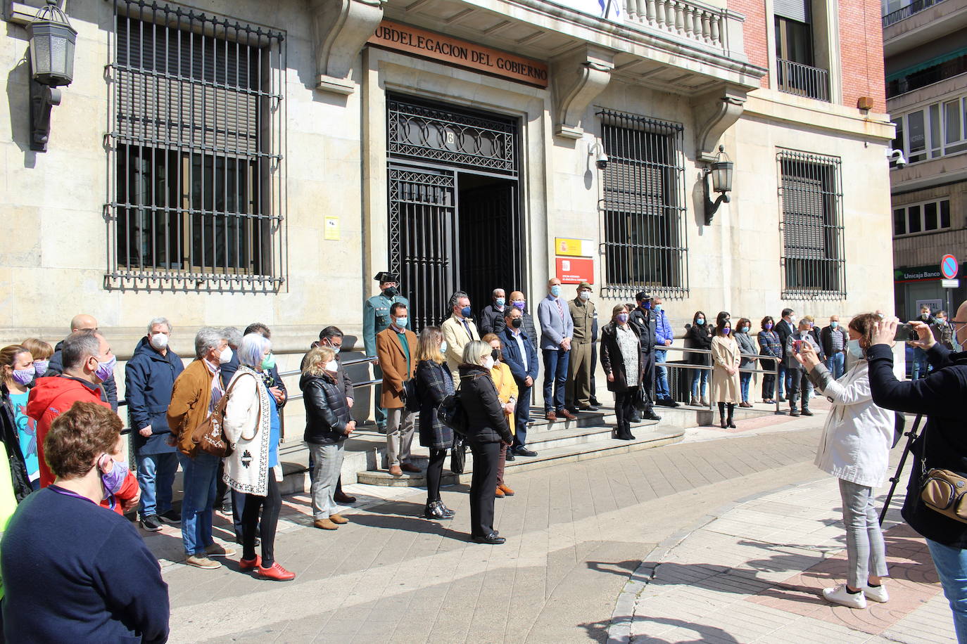 MInuto de silencio en recuerdo de Paula frente a Subdelegación de Gobierno.