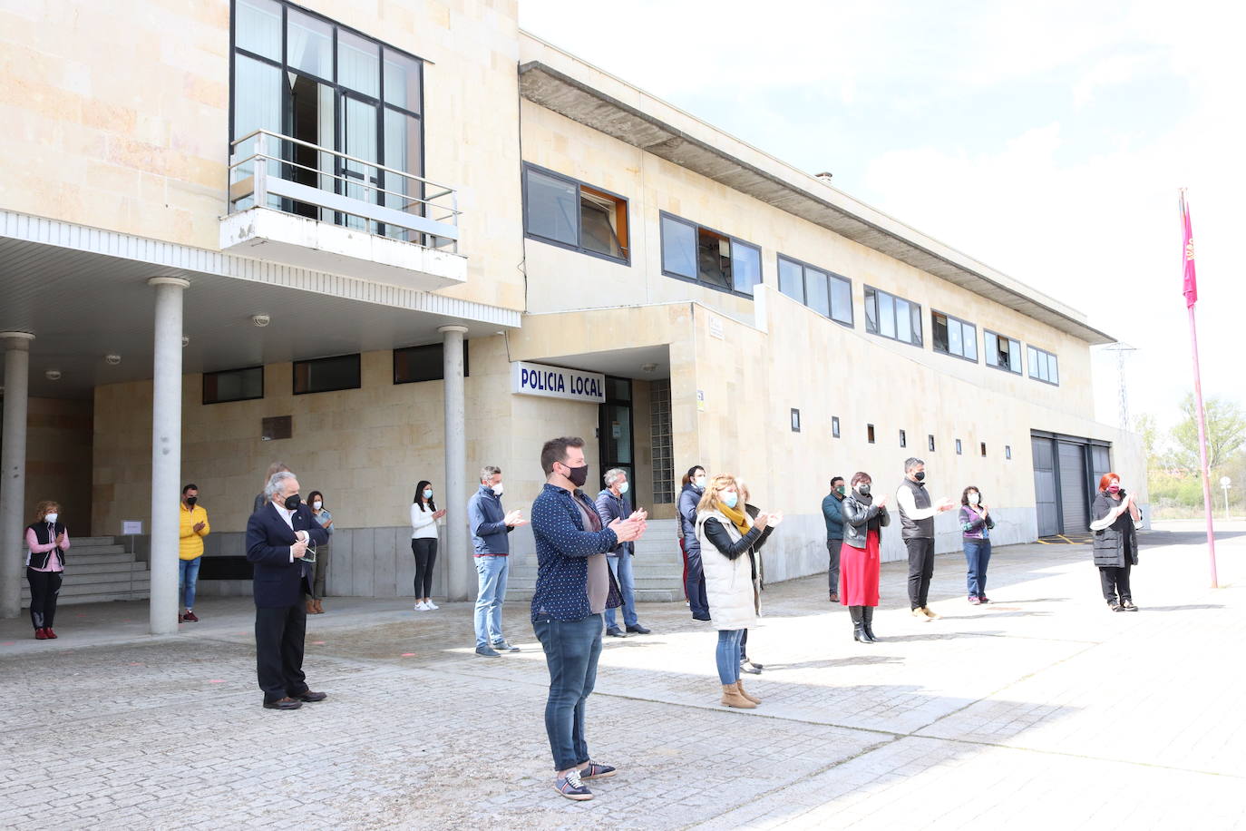 El luto y el dolor por la muerte de Paula M.M. ha recoorido este martes toda la comunidad de Castilla y León. Todas las delegaciones del Gobierno, además de ayuntamientos, se han sumado a ese doloroso silencio. La Junta de Castilla y León se ha sumado con enorme sentimiento al luto por la última víctima de la violencia machista. Participan, el presidente de la Junta, Alfonso Fernández Mañueco; el vicepresidente de la Junta, Francisco Igea; y el consejero de la Presidencia, Ángel Ibáñez; entre otros. (Imágenes de César Sánchez, Letizia Pérez, Concha Ortega, María Lorenzo, leonoticias y delegaciones de Ical). 