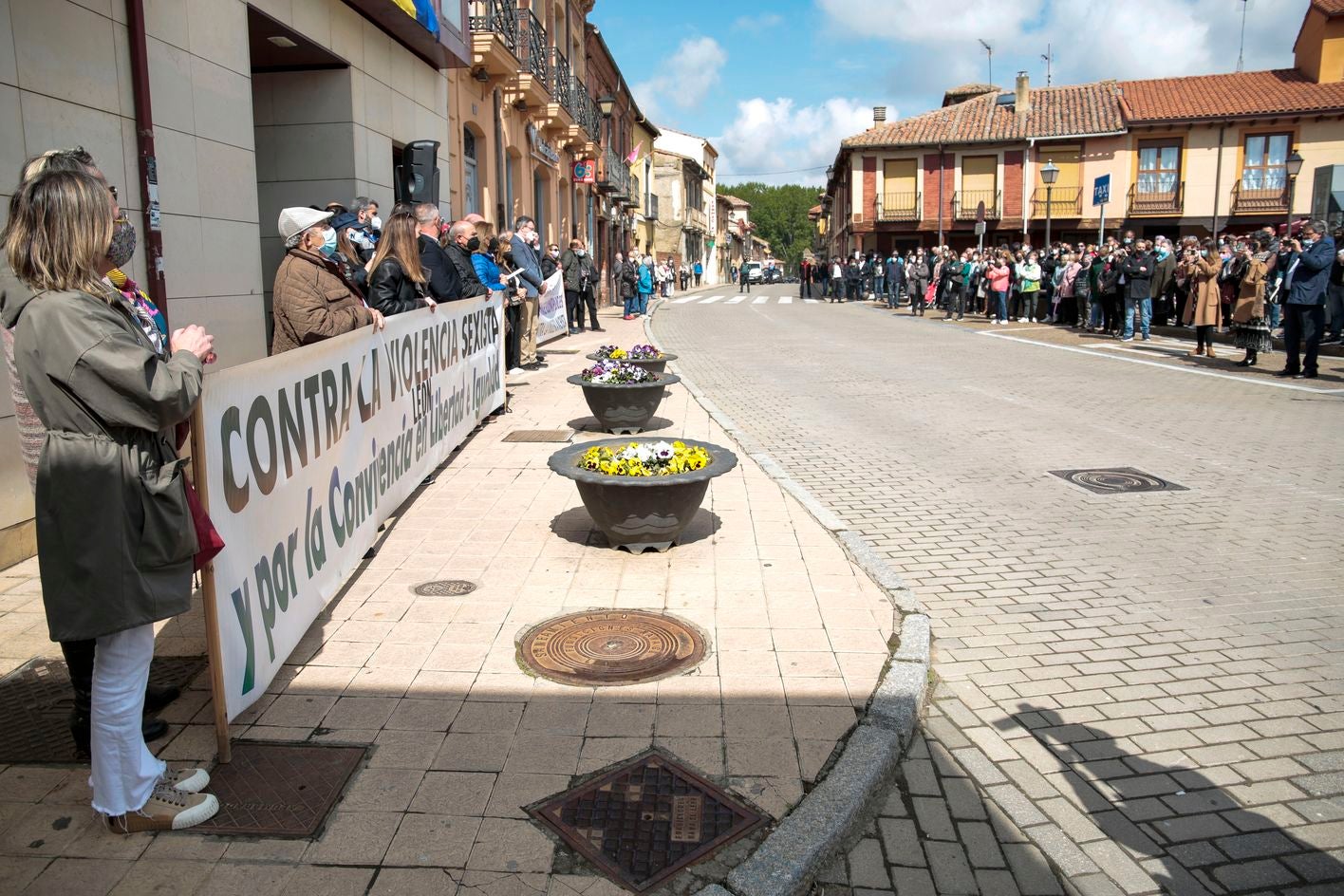 Mansilla de las Mulas enmudece y llora la pérdida de una vecina «muy querida» por todos en la localidad. Familiares, amigos y vecinos se concentran en la Plaza del Ayuntamiento de la villa para llorar el crimen machista contra Paula y denunciar «la lacra social» que supone la violencia de género en la sociedad. 