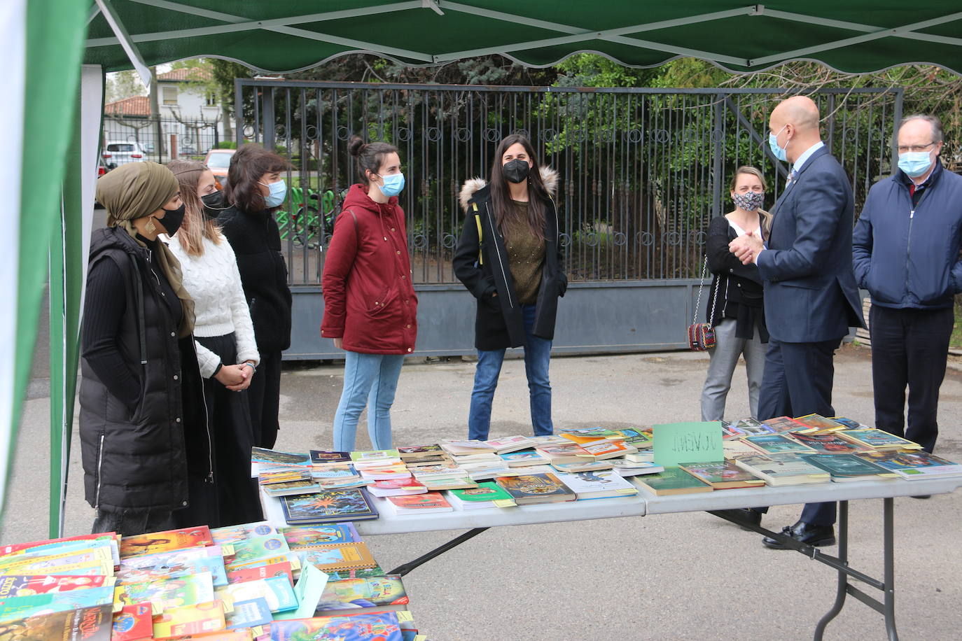 El alcalde de León, José Antonio Diez, el concejal de Desarrollo Urbano, Luis Miguel García Copete, y miembros de la Asociación Auryn, visitan el nuevo espacio ajardinado junto a instalaciones del CHF en la calle Campos Góticos.