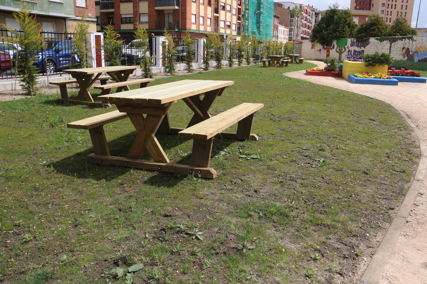El alcalde de León, José Antonio Diez, el concejal de Desarrollo Urbano, Luis Miguel García Copete, y miembros de la Asociación Auryn, visitan el nuevo espacio ajardinado junto a instalaciones del CHF en la calle Campos Góticos.