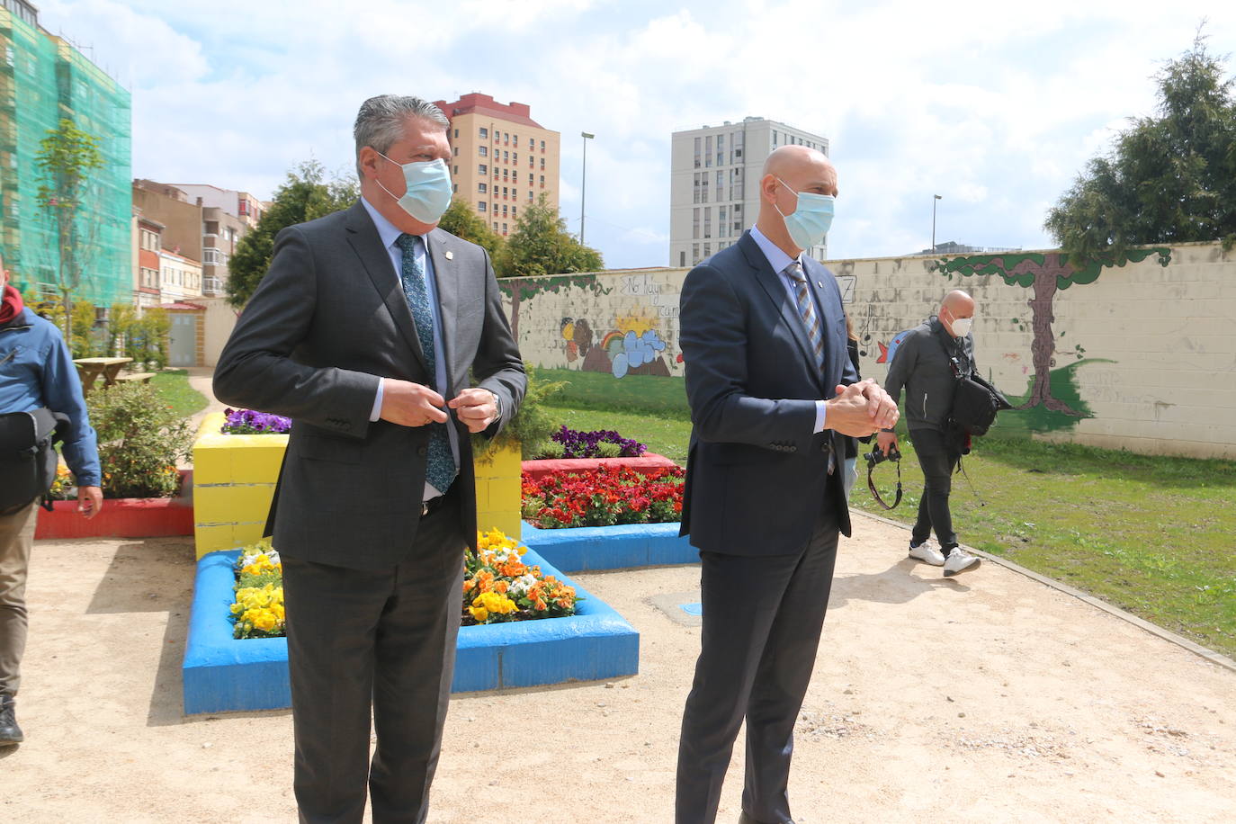 El alcalde de León, José Antonio Diez, el concejal de Desarrollo Urbano, Luis Miguel García Copete, y miembros de la Asociación Auryn, visitan el nuevo espacio ajardinado junto a instalaciones del CHF en la calle Campos Góticos.