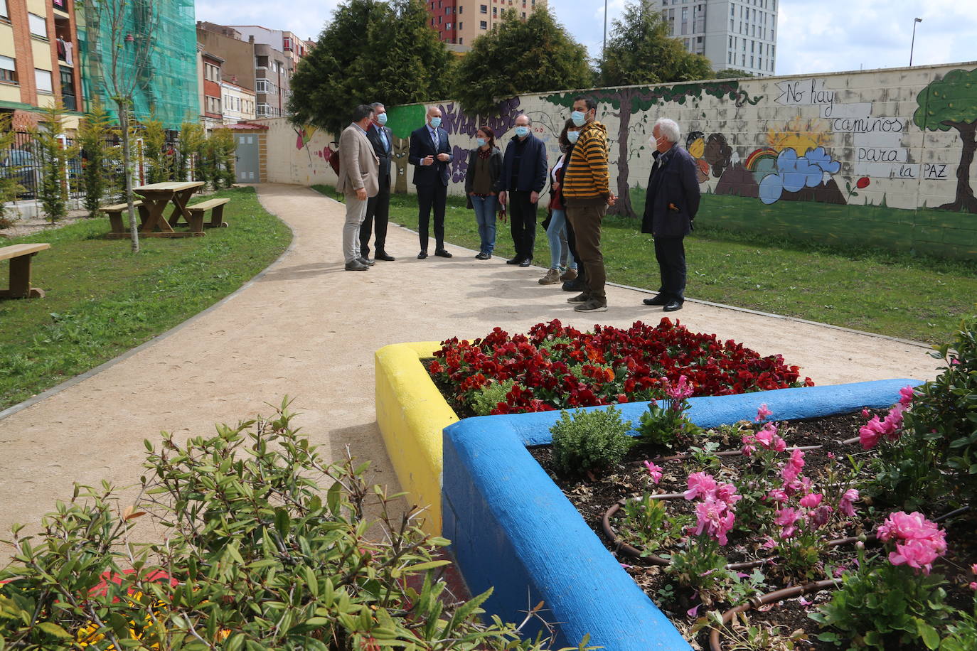 El alcalde de León, José Antonio Diez, el concejal de Desarrollo Urbano, Luis Miguel García Copete, y miembros de la Asociación Auryn, visitan el nuevo espacio ajardinado junto a instalaciones del CHF en la calle Campos Góticos.