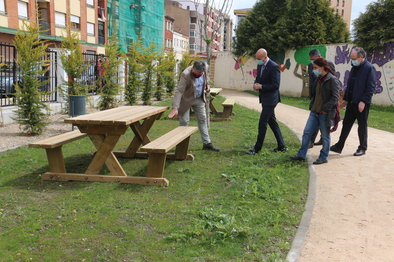 El alcalde de León, José Antonio Diez, el concejal de Desarrollo Urbano, Luis Miguel García Copete, y miembros de la Asociación Auryn, visitan el nuevo espacio ajardinado junto a instalaciones del CHF en la calle Campos Góticos.