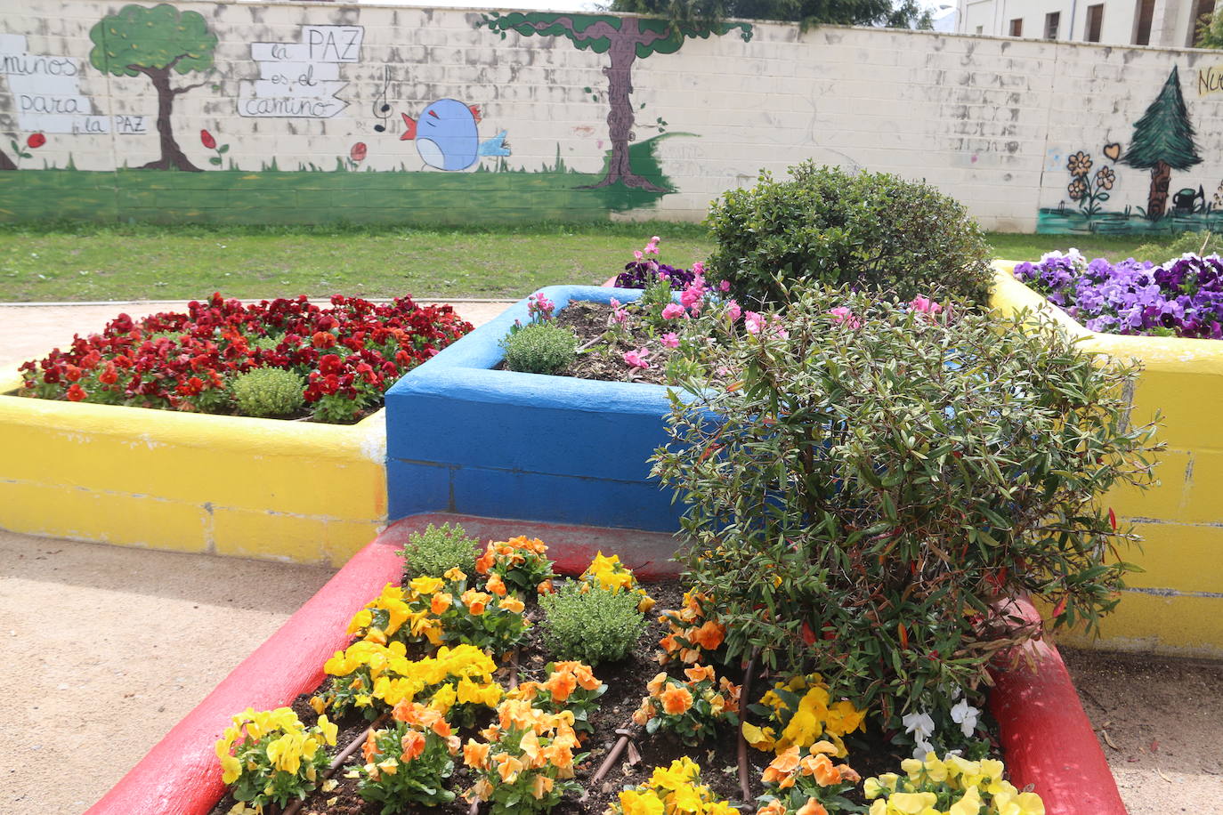 El alcalde de León, José Antonio Diez, el concejal de Desarrollo Urbano, Luis Miguel García Copete, y miembros de la Asociación Auryn, visitan el nuevo espacio ajardinado junto a instalaciones del CHF en la calle Campos Góticos.