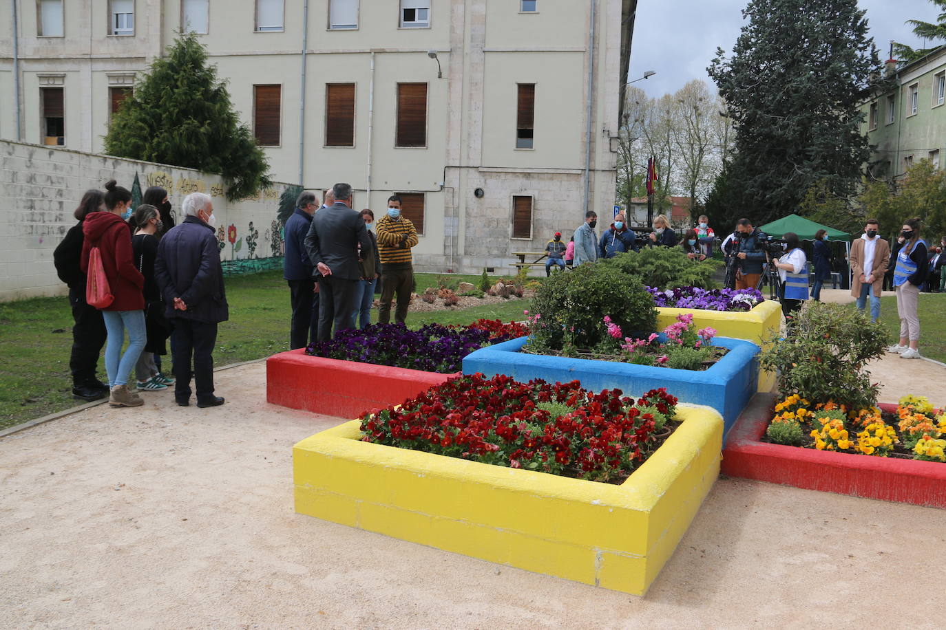 El alcalde de León, José Antonio Diez, el concejal de Desarrollo Urbano, Luis Miguel García Copete, y miembros de la Asociación Auryn, visitan el nuevo espacio ajardinado junto a instalaciones del CHF en la calle Campos Góticos.