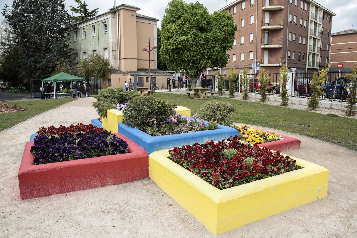 El alcalde de León, José Antonio Diez, el concejal de Desarrollo Urbano, Luis Miguel García Copete, y miembros de la Asociación Auryn, visitan el nuevo espacio ajardinado junto a instalaciones del CHF en la calle Campos Góticos.