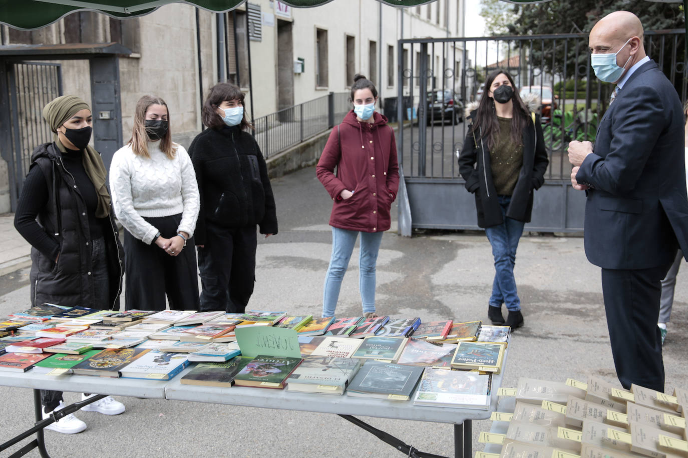 El alcalde de León, José Antonio Diez, el concejal de Desarrollo Urbano, Luis Miguel García Copete, y miembros de la Asociación Auryn, visitan el nuevo espacio ajardinado junto a instalaciones del CHF en la calle Campos Góticos.