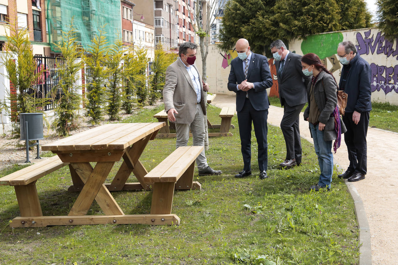 El alcalde de León, José Antonio Diez, el concejal de Desarrollo Urbano, Luis Miguel García Copete, y miembros de la Asociación Auryn, visitan el nuevo espacio ajardinado junto a instalaciones del CHF en la calle Campos Góticos.