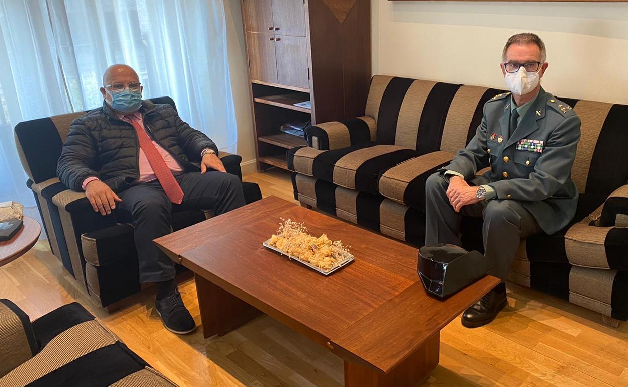 El subdelegado del Gobierno en León, Faustino Sánchez, ha recibido este miércoles al General Jefe de la XII Zona de la Guardia Civil, Clemente García.