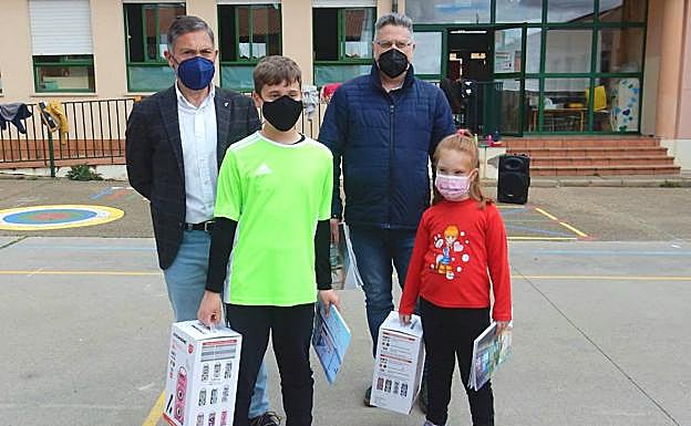 Niños de Cuadros junto a su alclade, Marcos Martínez.