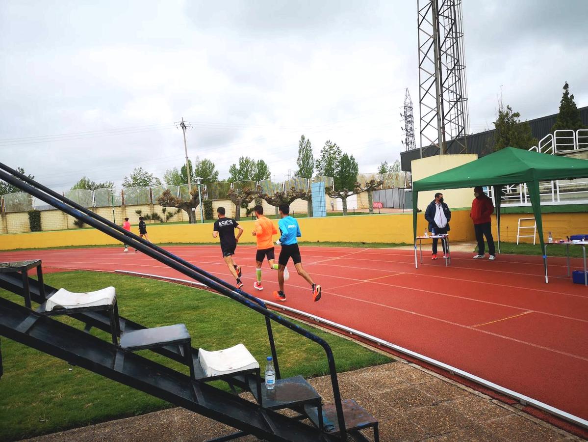 Dani Mateo realiza unos test en León junto a la éite del maratón en España. 