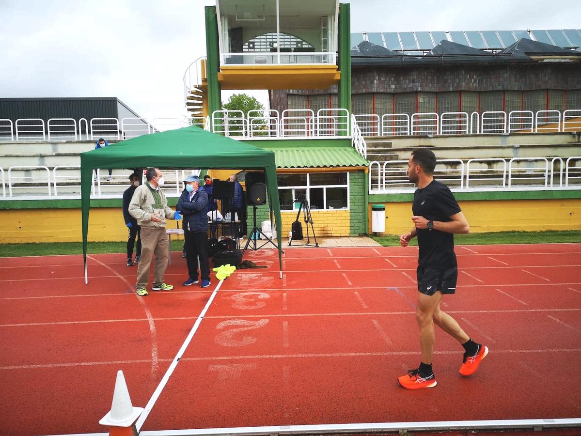 Dani Mateo realiza unos test en León junto a la éite del maratón en España. 