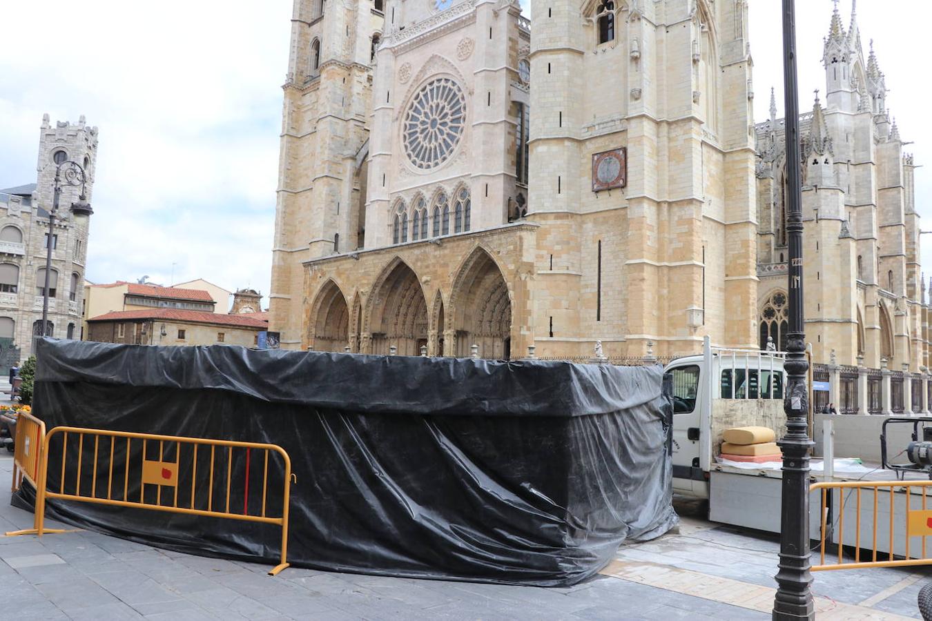 Las letras más famosas de la ciudad vuelven a la plaza de Regla tras pasar por el taller y con un cambio de ubicación.