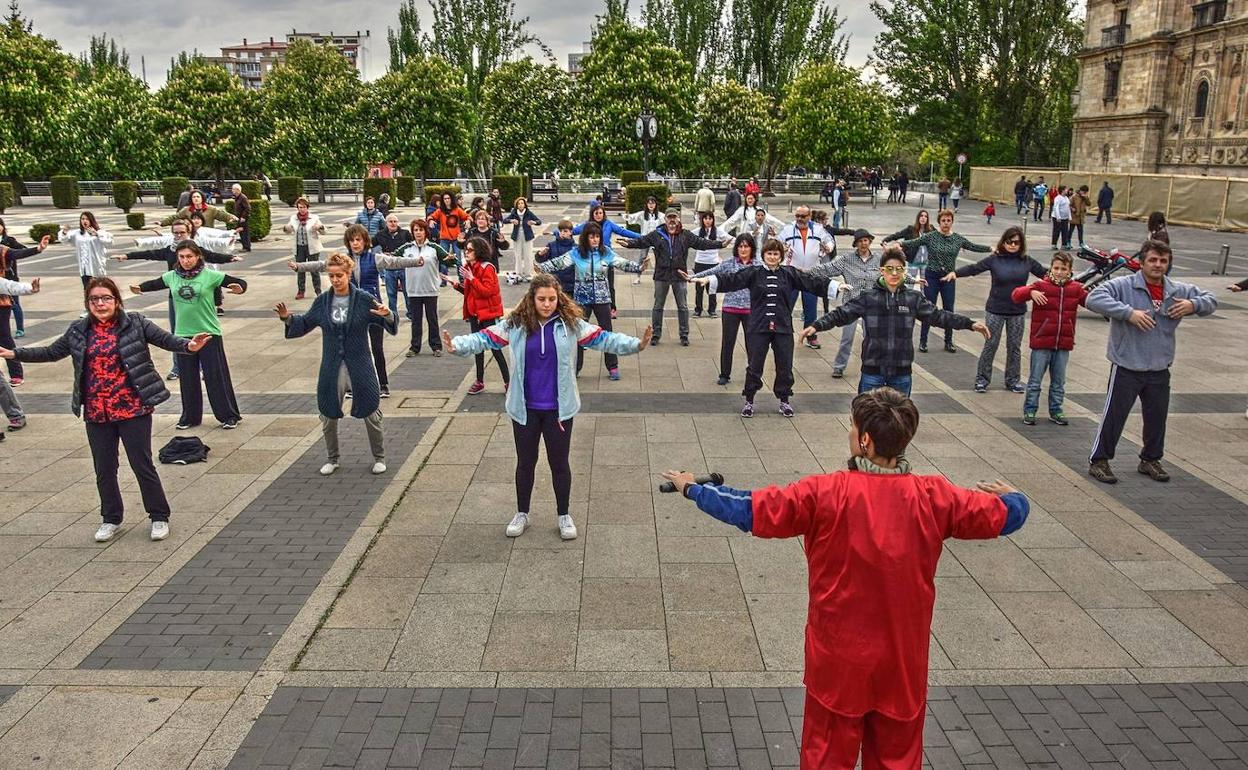 Actividad de taichí realizada en este mismo escenario.