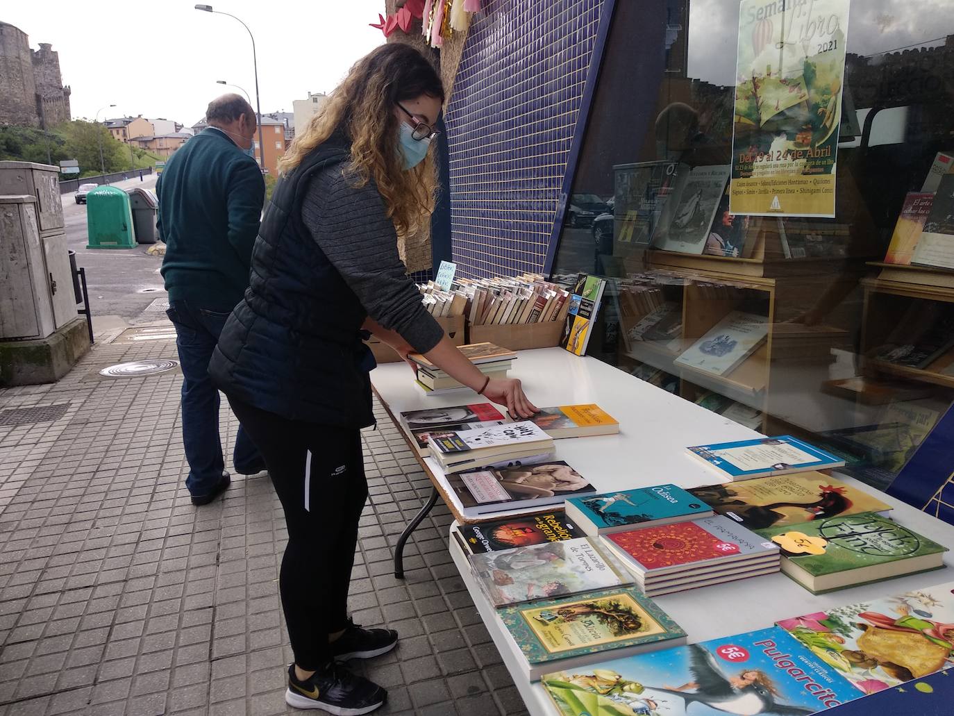 Los libros desembarcan en las calles de Ponferrada. Los libreros de la ciudad han iniciado este jueves la instalación de sus puestos a las puertas de sus establecimientos para acercar la magia de la lectura a los ciudadanos a pie de calle con motivo de la conmemoración del Día del Libro este viernes 23 de abril.