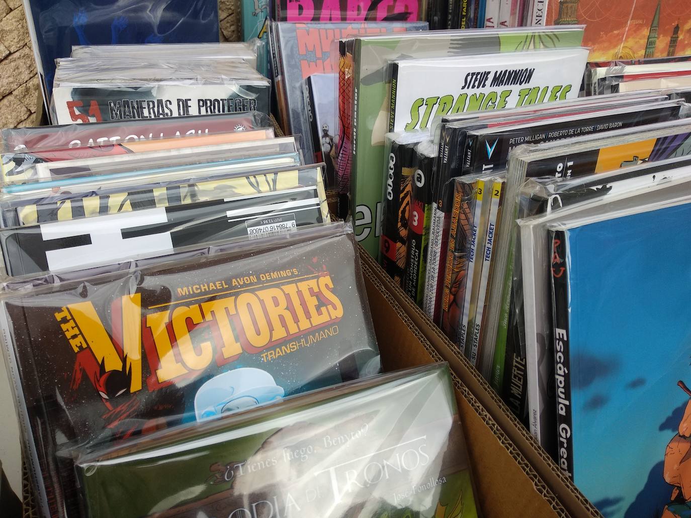 Los libros desembarcan en las calles de Ponferrada. Los libreros de la ciudad han iniciado este jueves la instalación de sus puestos a las puertas de sus establecimientos para acercar la magia de la lectura a los ciudadanos a pie de calle con motivo de la conmemoración del Día del Libro este viernes 23 de abril.