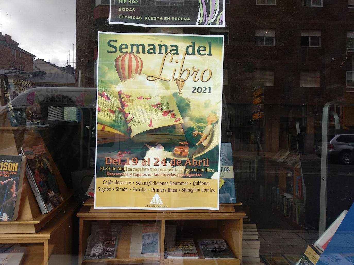 Los libros desembarcan en las calles de Ponferrada. Los libreros de la ciudad han iniciado este jueves la instalación de sus puestos a las puertas de sus establecimientos para acercar la magia de la lectura a los ciudadanos a pie de calle con motivo de la conmemoración del Día del Libro este viernes 23 de abril.