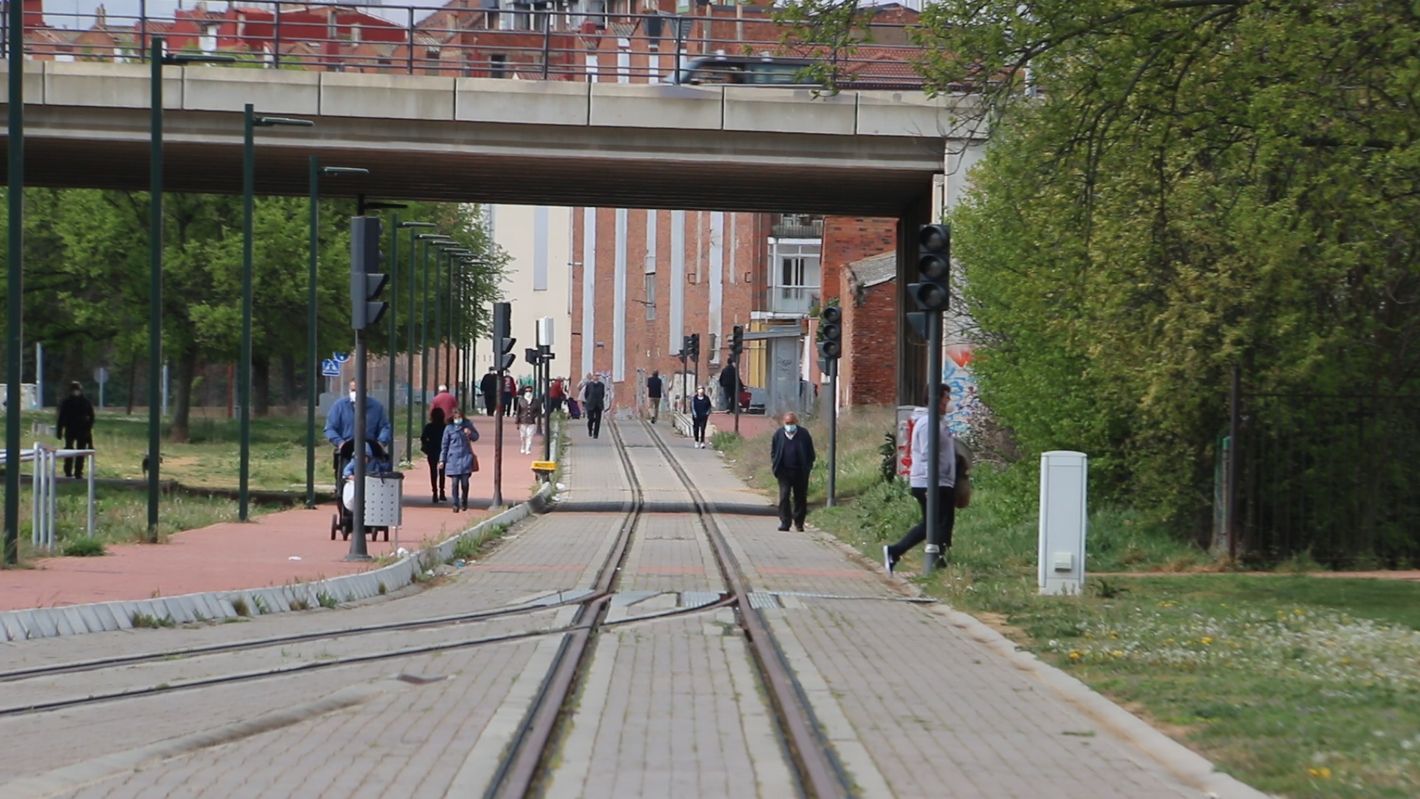 Feve pierde en León sus activos y su futuro tras diez años en 'vía muerta'. La compañía de vía estrecha se desangra y sus instalaciones se oxidan mientras nadie ofrece una solución a su fallida integración en la capital. Propuestas como un tren-tranvía o en los últimos meses la de autobuses eléctricos solo han servido para difuminar sus problemas reales. 