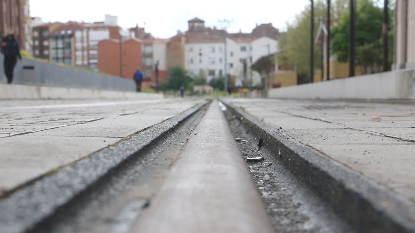 Feve pierde en León sus activos y su futuro tras diez años en 'vía muerta'. La compañía de vía estrecha se desangra y sus instalaciones se oxidan mientras nadie ofrece una solución a su fallida integración en la capital. Propuestas como un tren-tranvía o en los últimos meses la de autobuses eléctricos solo han servido para difuminar sus problemas reales. 